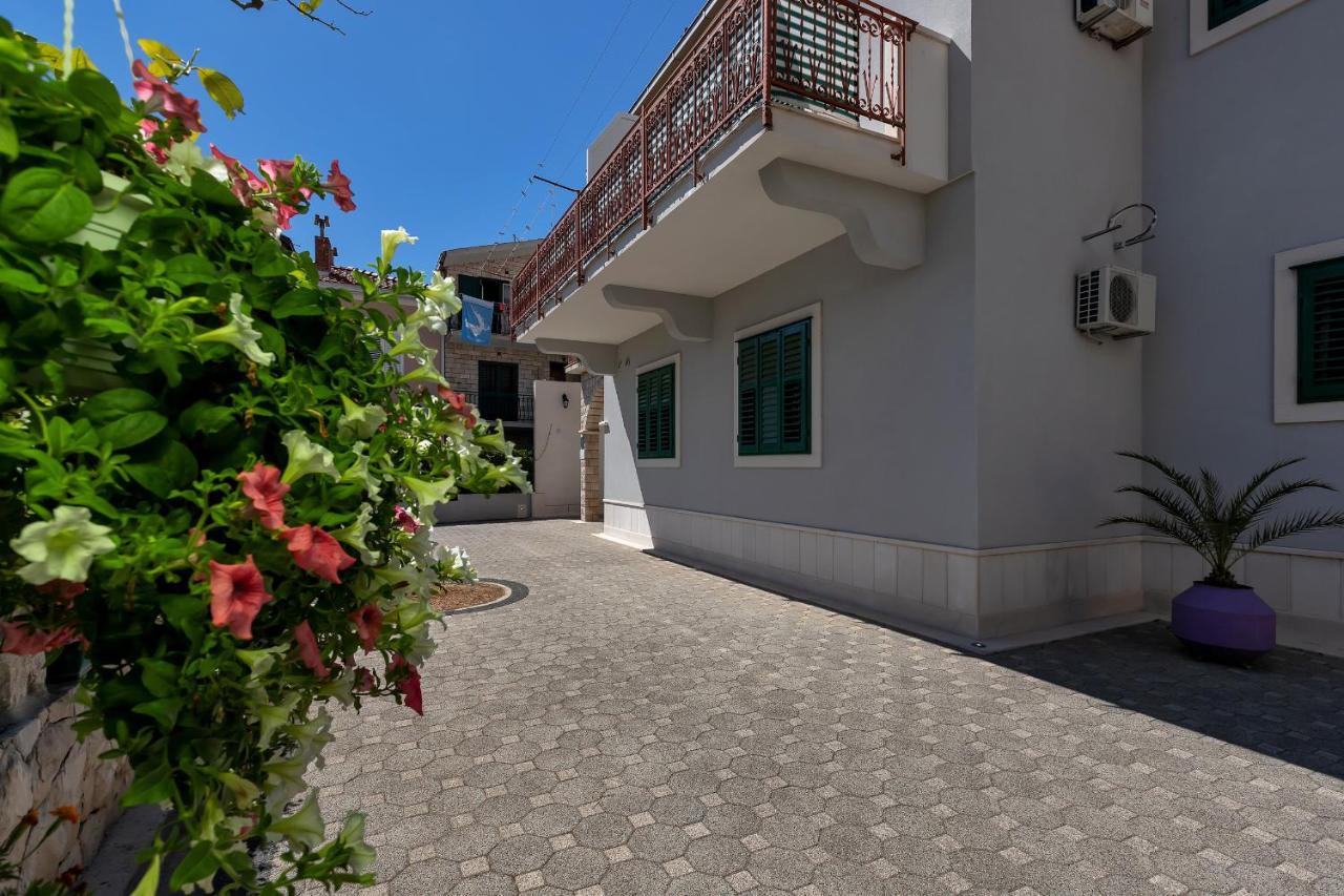 Apartments Carmen Макарска Екстериор снимка