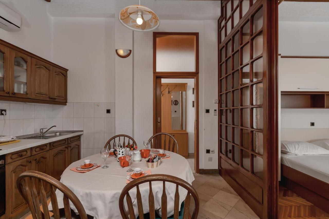 Apartments Carmen Макарска Екстериор снимка