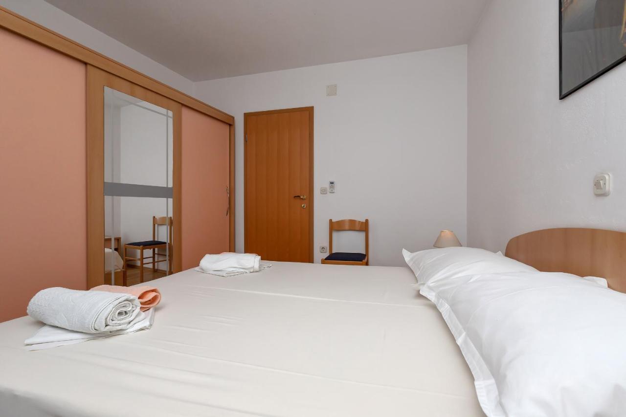 Apartments Carmen Макарска Екстериор снимка
