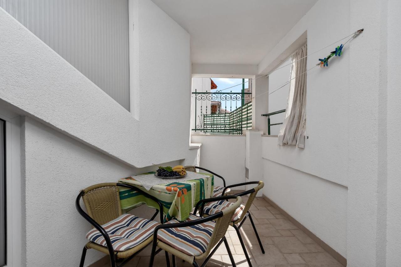 Apartments Carmen Макарска Екстериор снимка