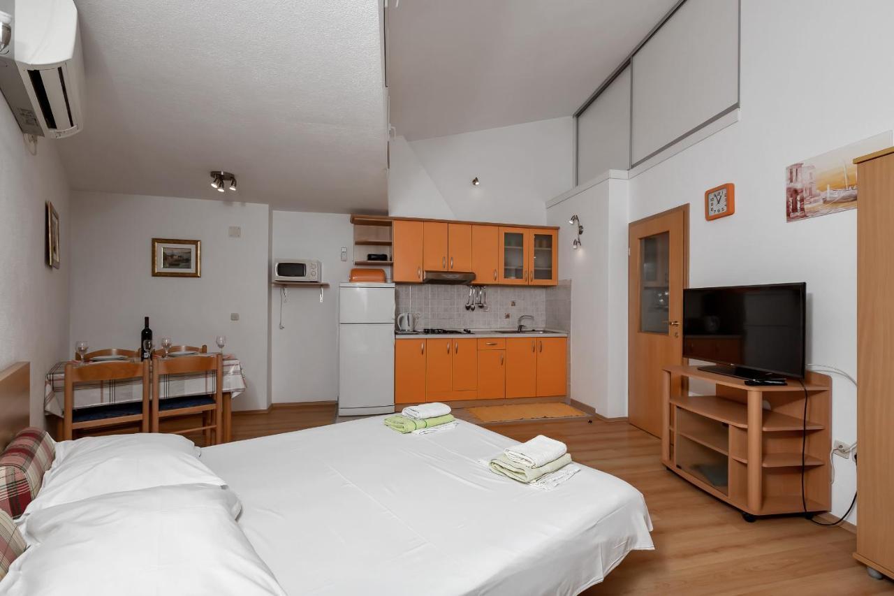 Apartments Carmen Макарска Екстериор снимка