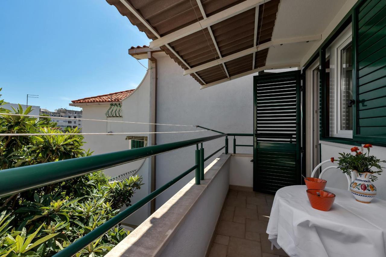 Apartments Carmen Макарска Екстериор снимка