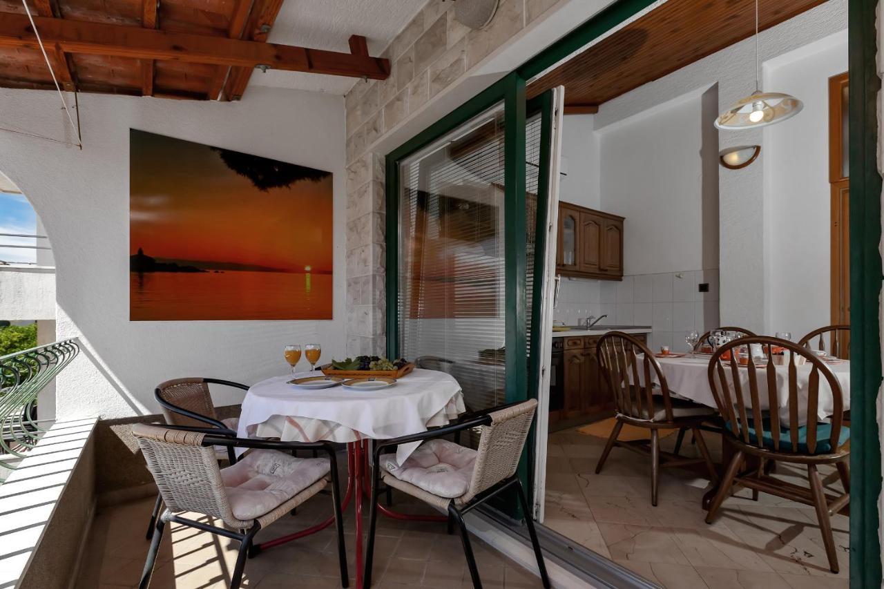 Apartments Carmen Макарска Екстериор снимка