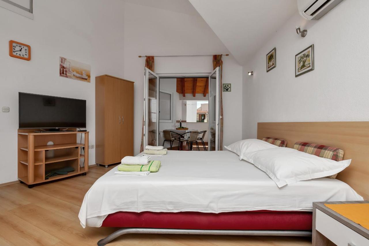 Apartments Carmen Макарска Екстериор снимка
