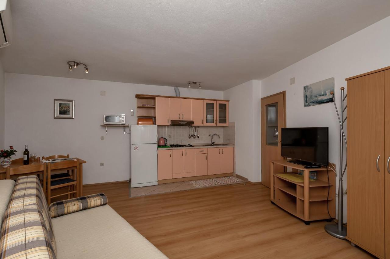 Apartments Carmen Макарска Екстериор снимка