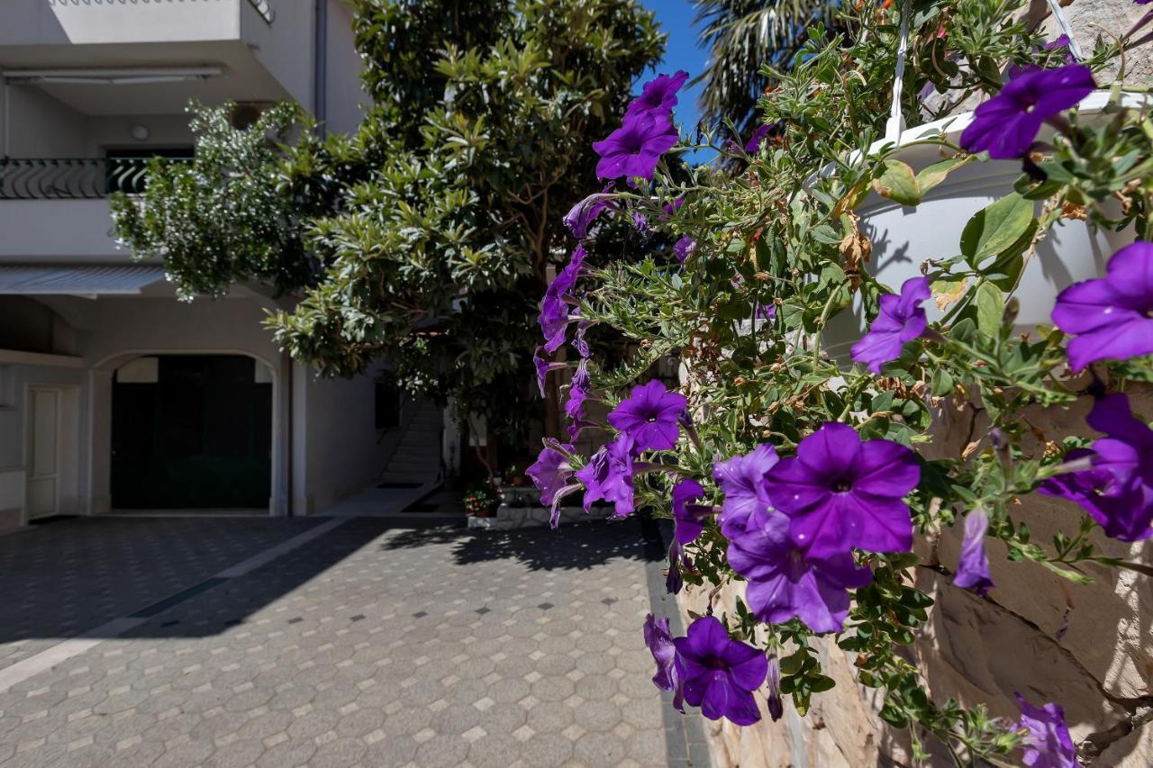 Apartments Carmen Макарска Екстериор снимка